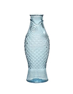 Carafe Fish & Fish Serax en verre pressé bleu transparent, design poisson avec écailles texturées.