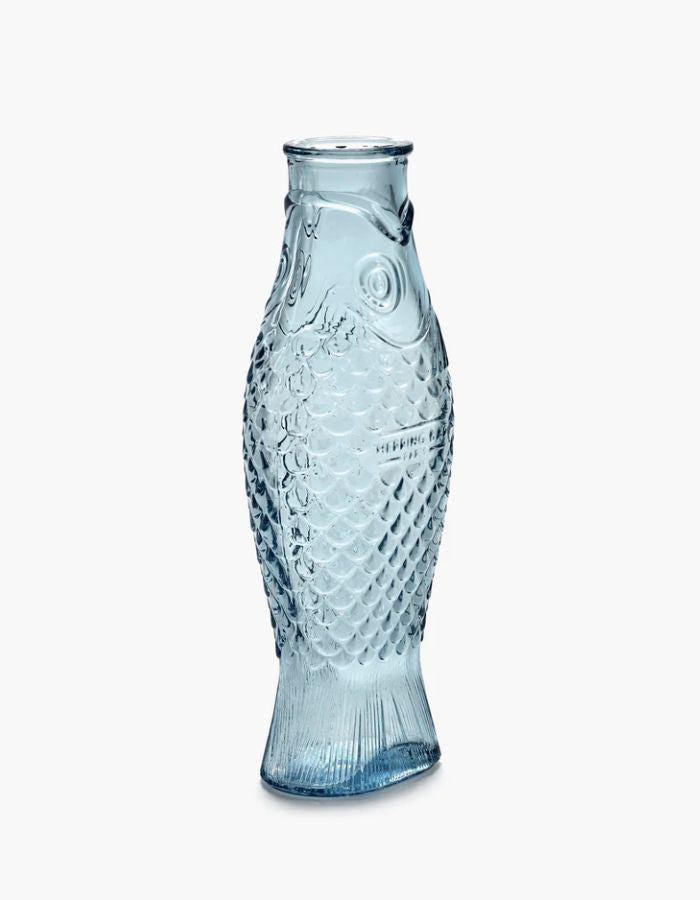 Carafe en verre pressé bleu transparent, en forme de poisson avec écailles et nageoires.
