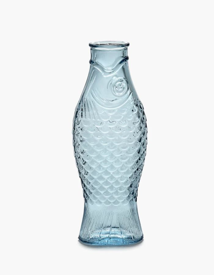 Carafe Fish & Fish Serax en verre pressé bleu transparent, design poisson avec écailles.