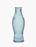 Carafe Fish & Fish Serax en verre pressé bleu transparent, design poisson avec écailles.