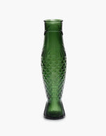 Profil de la Carafe en verre pressé vert foncé sculptée en forme de poisson, design signé Paola Navone