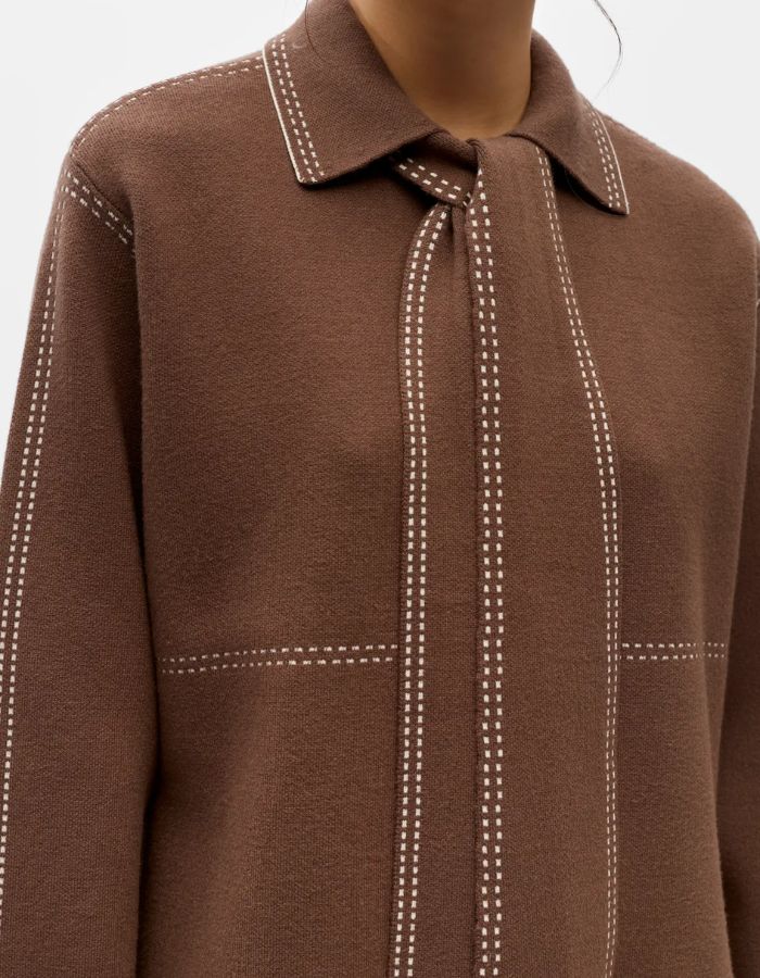 Col du Cardigan col chemise marron et écru en maille recyclée avec boutons-pression et coutures contrastées