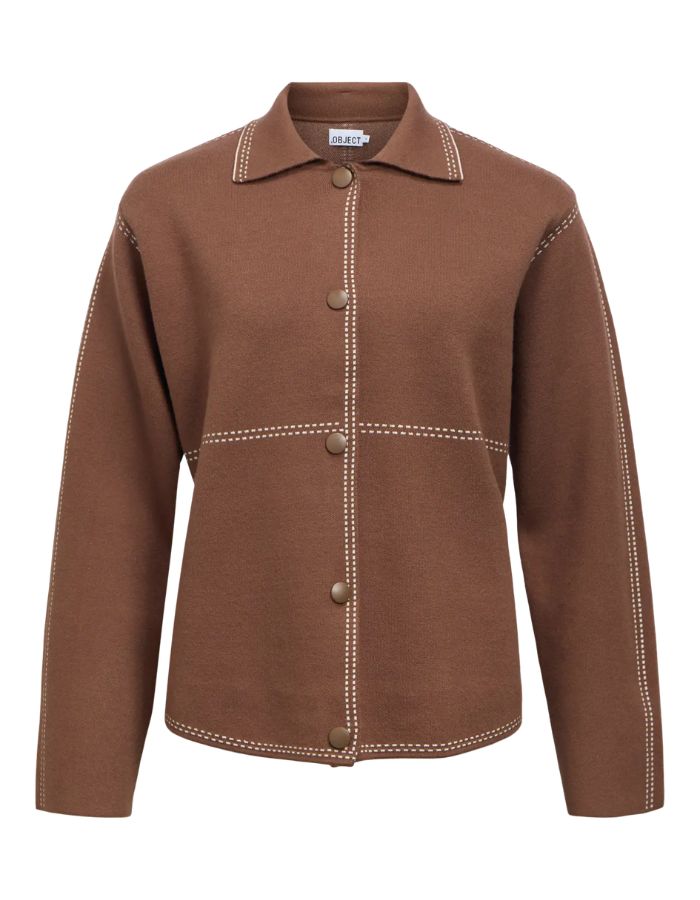 Vue de face du Cardigan col chemise marron et écru en maille recyclée avec boutons-pression et coutures contrastées
