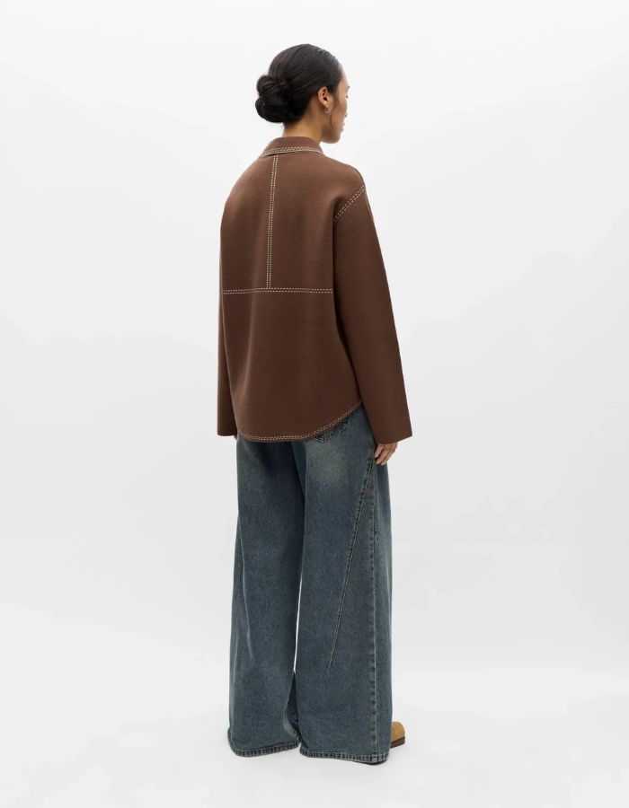Dos du Cardigan col chemise marron et écru en maille recyclée avec boutons-pression et coutures contrastées