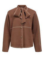 Cardigan col chemise marron et écru en maille recyclée avec boutons-pression et coutures contrastées