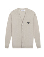 Cardigan droit boutonné en laine d'agneau couleur gris ciment pour homme avec patch cœur sur la poitrine, modèle Lhomme de la marque Maison Labiche.
