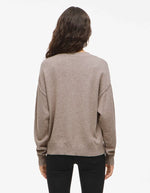 Silhouette de dos avec le Gilet col V pour femme en maille taupe, modèle Viril V-Neck Knit Cardigan de la marque VILA. Présente des emmanchures basses, des poignets en bord-côte et des boutons ton sur ton sur le devant.