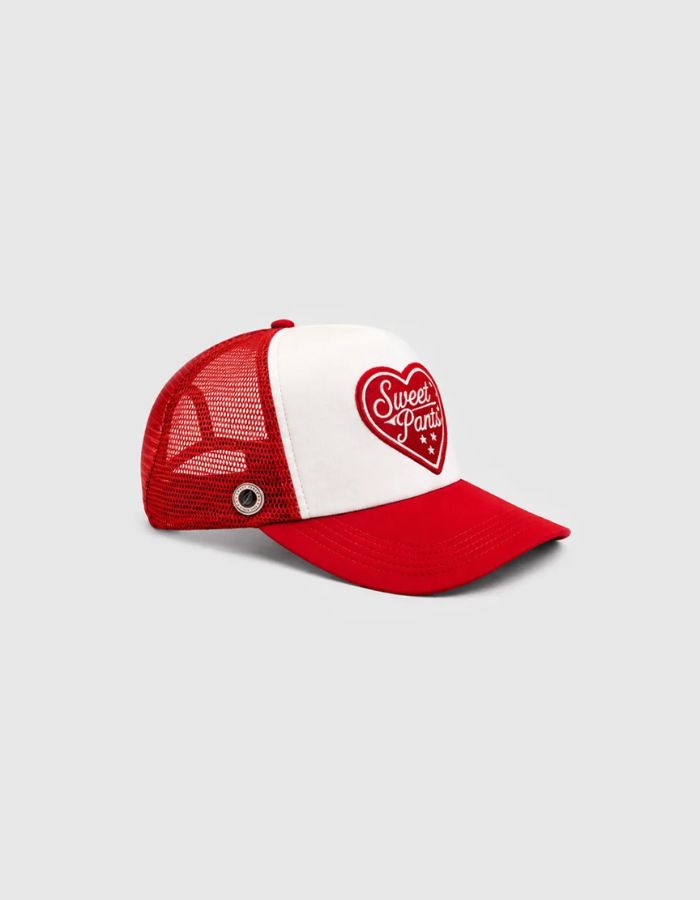 Profil de la Casquette trucker bicolore rouge carmin pour homme et femme avec patch cœur en feutrine brodée et filet à l'arrière, modèle Heart Foam Cap couleur Karmin de la marque Sweet Pants.