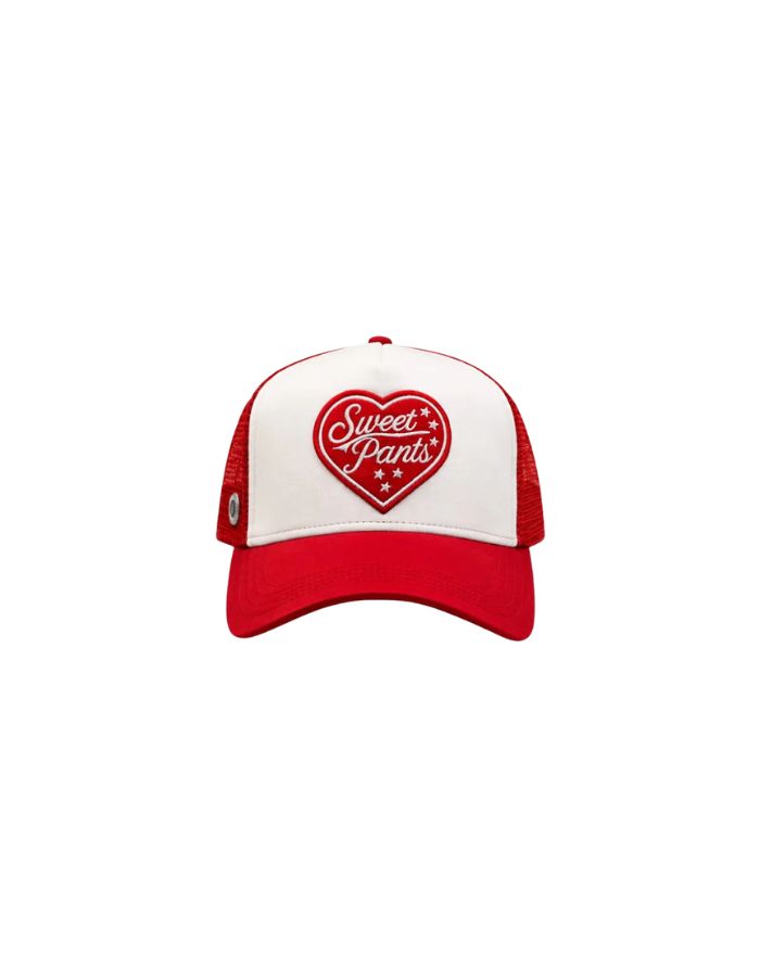 Casquette trucker bicolore rouge carmin pour homme et femme avec patch cœur en feutrine brodée et filet à l'arrière, modèle Heart Foam Cap couleur Karmin de la marque Sweet Pants.