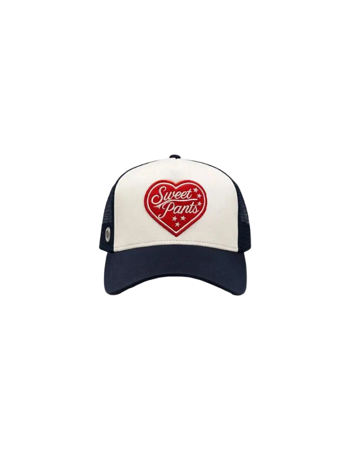 Casquette trucker bicolore noir bleu nuit pour homme et femme avec patch cœur en feutrine brodée et filet à l'arrière, modèle Heart Foam Cap couleur Night de la marque Sweet Pants.