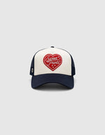 Casquette trucker bicolore noir bleu nuit pour homme et femme avec patch cœur en feutrine brodée et filet à l'arrière, modèle Heart Foam Cap couleur Night de la marque Sweet Pants.