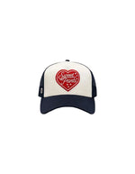 Casquette trucker bicolore noir bleu nuit pour homme et femme avec patch cœur en feutrine brodée et filet à l'arrière, modèle Heart Foam Cap couleur Night de la marque Sweet Pants.