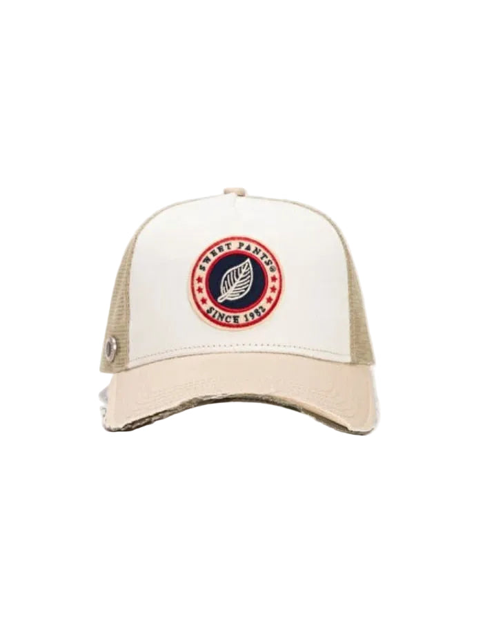 Casquette trucker Sweet Pants Home Run Argile bicolore beige et blanc cassé avec patch logo brodé et visière destroy.