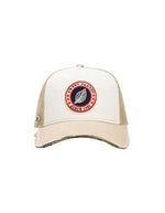 Casquette trucker Sweet Pants Home Run Argile bicolore beige et blanc cassé avec patch logo brodé et visière destroy.