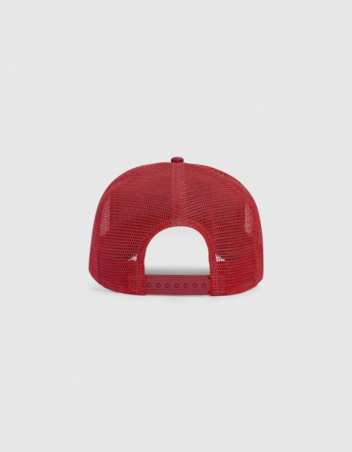 Vue de dos de la Casquette Trucker rouge Candy et blanche Home Run par Sweet Pants. Dotée du patch logo de la marque à l'avant, d'une visière rouge au fini usé sur la tranche et d'un filet de protection blanc respirant à l'arrière.