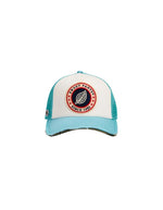 Casquette Trucker bicolore Home Run de Sweet Pants, coloris bleu Sea et blanc. Patch logo de la marque à l'avant, visière bleu océan avec effet usé sur la tranche et filet d'aération blanc à l'arrière