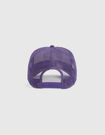 Vue de dos de la Casquette Trucker bicolore Home Run par Sweet Pants, coloris violet Imperial et blanc. Patch logo de la marque cousu à l'avant, visière violette avec bordure effet usé et panneau arrière en maille filet blanc.