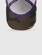 Visiere de la Casquette Trucker bicolore Home Run par Sweet Pants, coloris violet Imperial et blanc. Patch logo de la marque cousu à l'avant, visière violette avec bordure effet usé et panneau arrière en maille filet blanc.