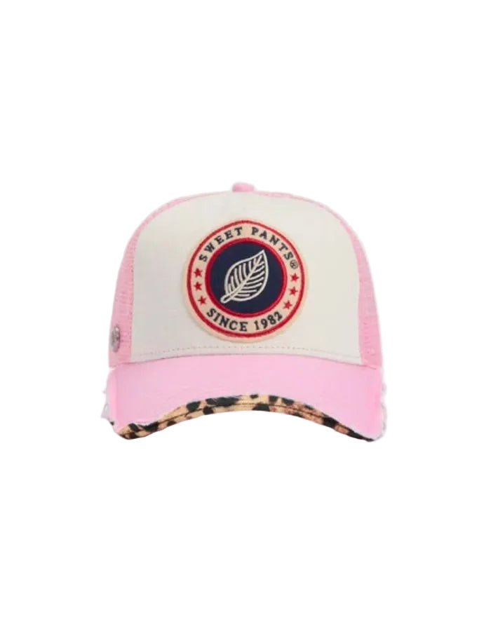 Casquette trucker bicolore rose et crème Sweet Pants avec patch logo, visière destroy et dessous léopard.