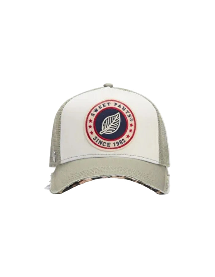 Casquette trucker bicolore Sweet Pants Home Run Leo Sage avec patch logo et visière effet destroy.