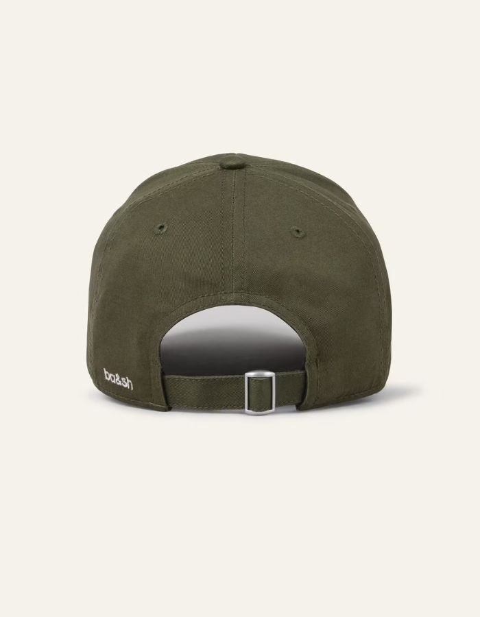 Dos de la Casquette pour femme de couleur kaki uni, modèle Heloa de la marque Ba&sh. Confectionnée en coton bio, elle présente une visière classique courbée, le logo de la marque brodé en relief sur le devant et une patte de serrage ajustable à l'arrière.