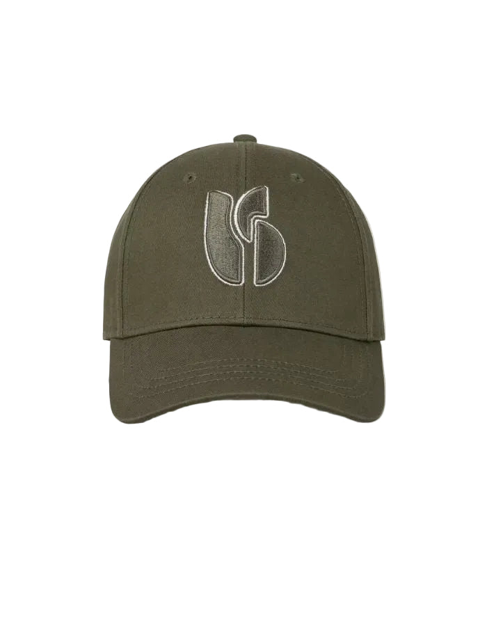 Casquette pour femme de couleur kaki uni, modèle Heloa de la marque Ba&sh. Confectionnée en coton bio, elle présente une visière classique courbée, le logo de la marque brodé en relief sur le devant et une patte de serrage ajustable à l'arrière.