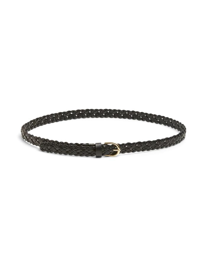 Ceinture fine pour femme modèle Avery de la marque Pieces, en cuir véritable tressé de couleur noire avec une boucle métallique arrondie classique.