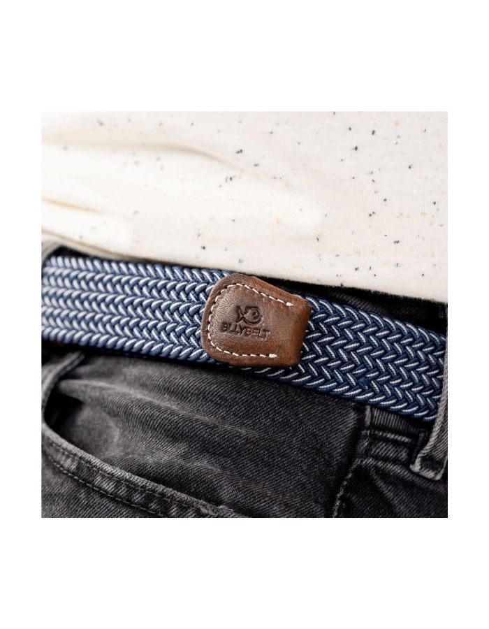 Ceinture tressée élastique Billy Belt bleu marine et blanc avec finitions en cuir marron.