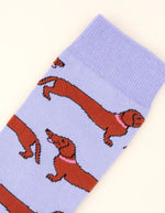 Chaussettes lilas en coton avec motif teckels marron et colliers roses.