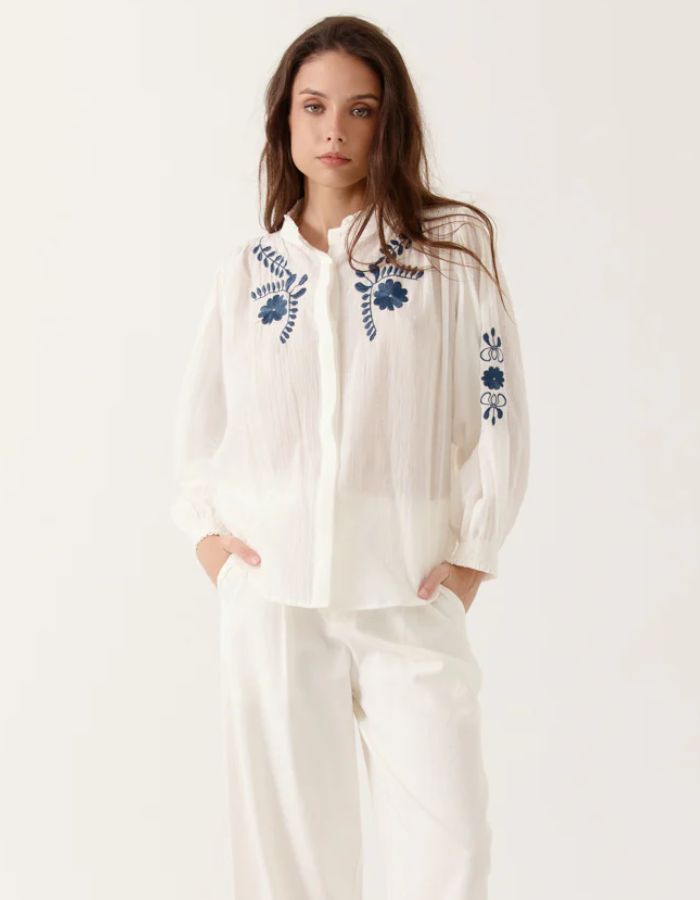 trinity-chemise-auralie-creme-broderie-bleu-fleurs-artlove-1