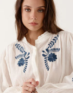 trinity-chemise-auralie-creme-broderie-bleu-fleurs-artlove-2