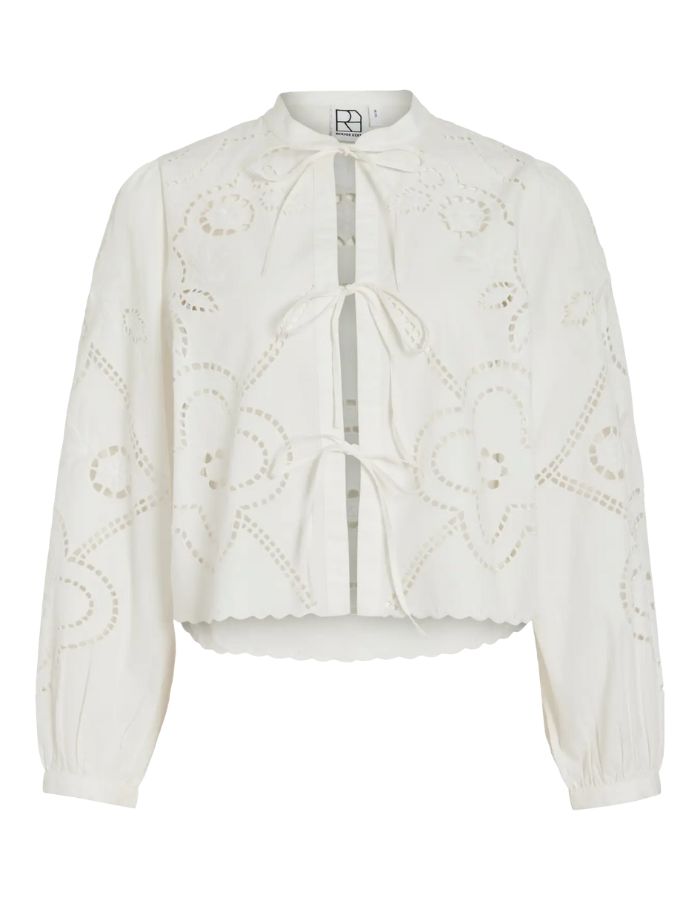Chemise blanche Carin en popeline de coton biologique avec broderie anglaise, col mao et fermeture par liens.