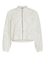Chemise blanche Carin en popeline de coton biologique avec broderie anglaise, col mao et fermeture par liens.