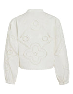 Chemise blanche Carin en popeline de coton bio avec broderie ajourée, col mao et manches longues.