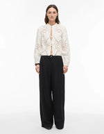 Chemise blanche brodée Carin en popeline de coton biologique, col mao, manches longues, fermeture par liens.