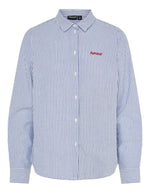 Chemise à manches longues pour femme modèle Irene de la marque Pieces. Tissu 100% coton motif tricolore blanc Bright White, bleu marine Surf The Web et petites broderies rouge Red Amour, dotée d'un col classique et d'une fermeture boutonnée.