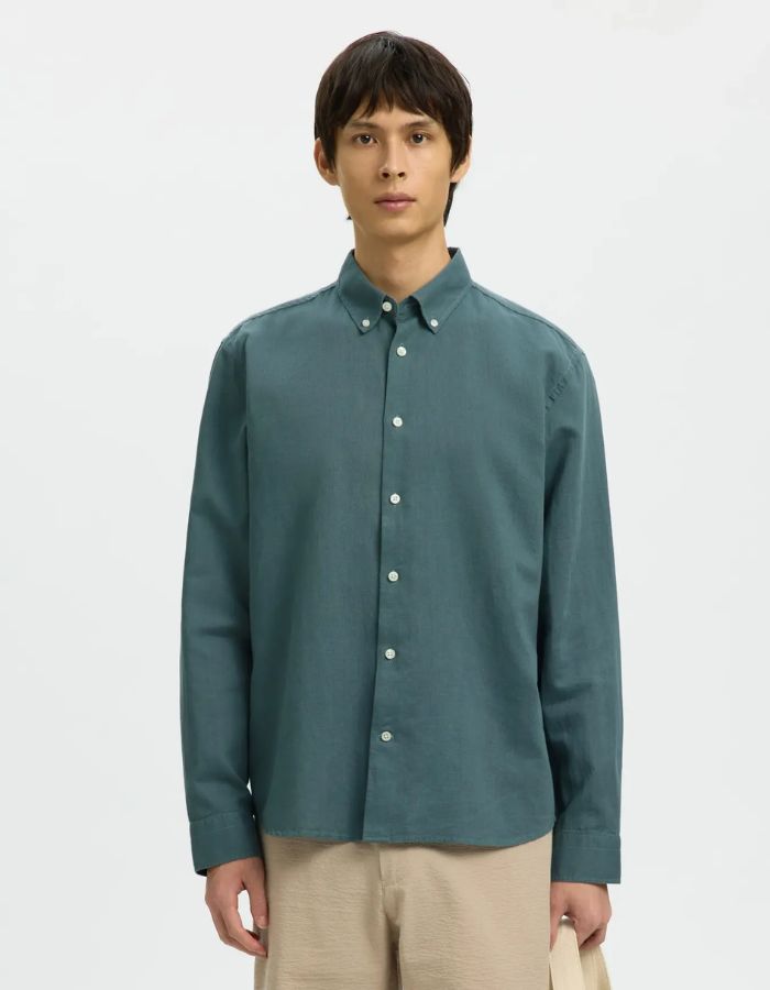 Silhouette avec la Chemise pour homme Clay de la marque SELECTED en mélange lin et coton, coloris vert Balsam. Coupe Regular Fit, manches longues et col boutonné classique. Matière texturée intégrant du coton recyclé