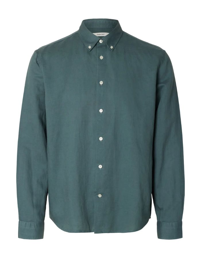 Chemise pour homme Clay de la marque SELECTED en mélange lin et coton, coloris vert Balsam. Coupe Regular Fit, manches longues et col boutonné classique. Matière texturée intégrant du coton recyclé