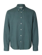 Chemise pour homme Clay de la marque SELECTED en mélange lin et coton, coloris vert Balsam. Coupe Regular Fit, manches longues et col boutonné classique. Matière texturée intégrant du coton recyclé
