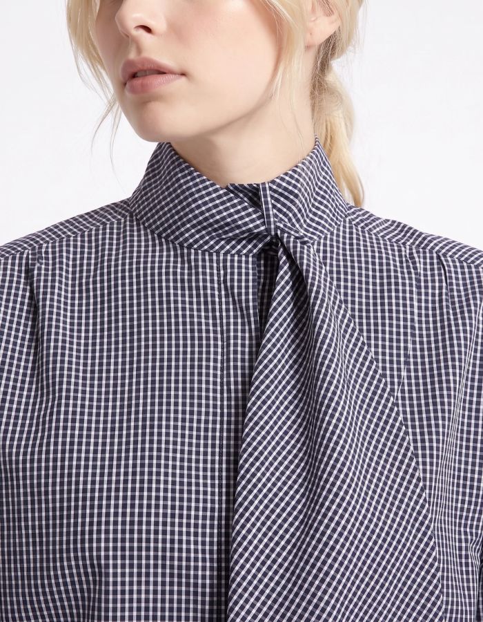 Gros plan sur la Chemise fluide pour femme à imprimé carreaux avec col lavallière à nouer et manches longues, modèle Olalie Chemise de la marque Artlove