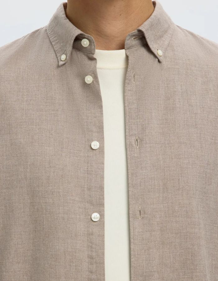 Col de la Chemise à manches longues pour homme en coton sergé beige avec col boutonné, modèle Cole-Jay Reg Melange LS Shirt couleur Beige de la marque SELECTED HOMME.