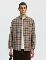 Vue de face de la Chemise à manches longues pour homme en coton sergé chiné noir et paille avec col boutonné, modèle Cole-Jay Reg Melange LS Shirt couleur Cornstalk Black de la marque SELECTED HOMME.