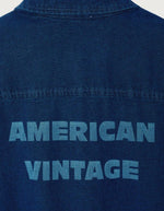 Gros plan sur le dos de la Chemise en denim brut bleu foncé pour homme, modèle Comow de la marque American Vintage. Coupe ample et oversize, dotée de manches longues, de deux poches plaquées sur la poitrine et d'un col chemise classique. Au dos, le logo de la marque apparaît discrètement grâce à une finition gravée au laser