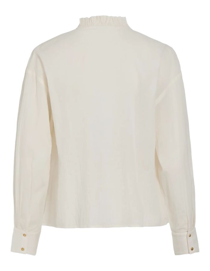 Dos de la Chemise unie pour femme modèle Esma Frill de la marque Vila. Coupe droite à manches longues en coton bio de couleur blanc cassé écru Birch, ornée de volants plissés délicats le long du col et de la boutonnière.