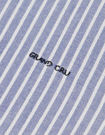 Broderie de la Chemise ajustée pour homme en coton Oxford à fines rayures bleu marine et blanches, modèle Malesherbes de la marque Maison Labiche. Présente un col boutonné, des boutons gravés et la mention 'Grand Cru' brodée en lettres fines sur la poitrine.