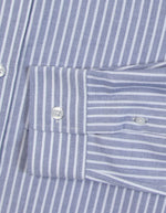 Poignet de la Chemise ajustée pour homme en coton Oxford à fines rayures bleu marine et blanches, modèle Malesherbes de la marque Maison Labiche. Présente un col boutonné, des boutons gravés et la mention 'Grand Cru' brodée en lettres fines sur la poitrine.