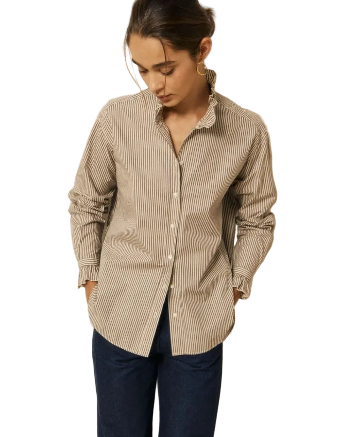 Chemise ample pour femme en coton à rayures marron, modèle Chana de la marque HARTFORD. Présente un col montant et des poignets à volants, des emmanchures tombantes et des boutons en nacre.