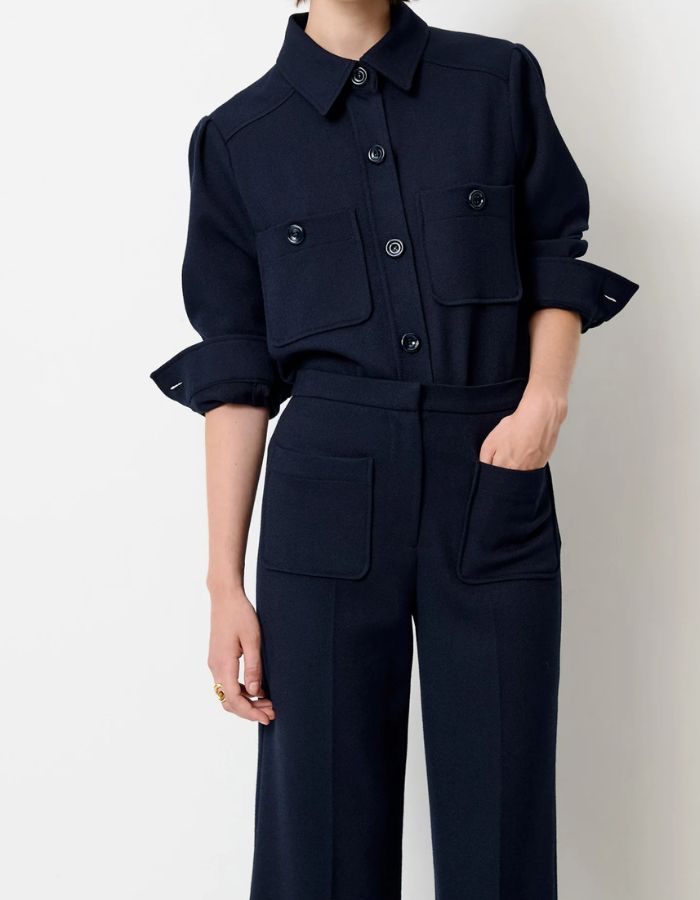 Vue de face de la Chemise courte pour femme en tricotine fluide bleu marine avec poches plaquées boutonnées et plis aux épaules, modèle Chemise Theodore couleur Navy de la marque Sessùn.