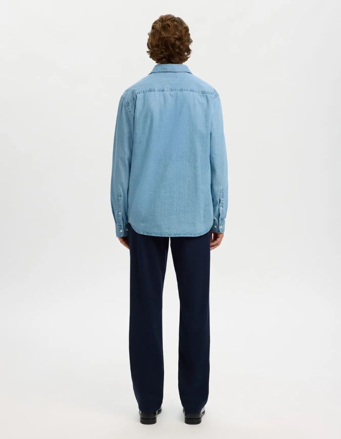 Chemise denim bleu clair Carlo pour homme, coupe regular, manches longues, dos visible.