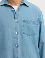 Chemise denim bleu clair Carlo en coton biologique, coupe regular, col classique, poche poitrine.